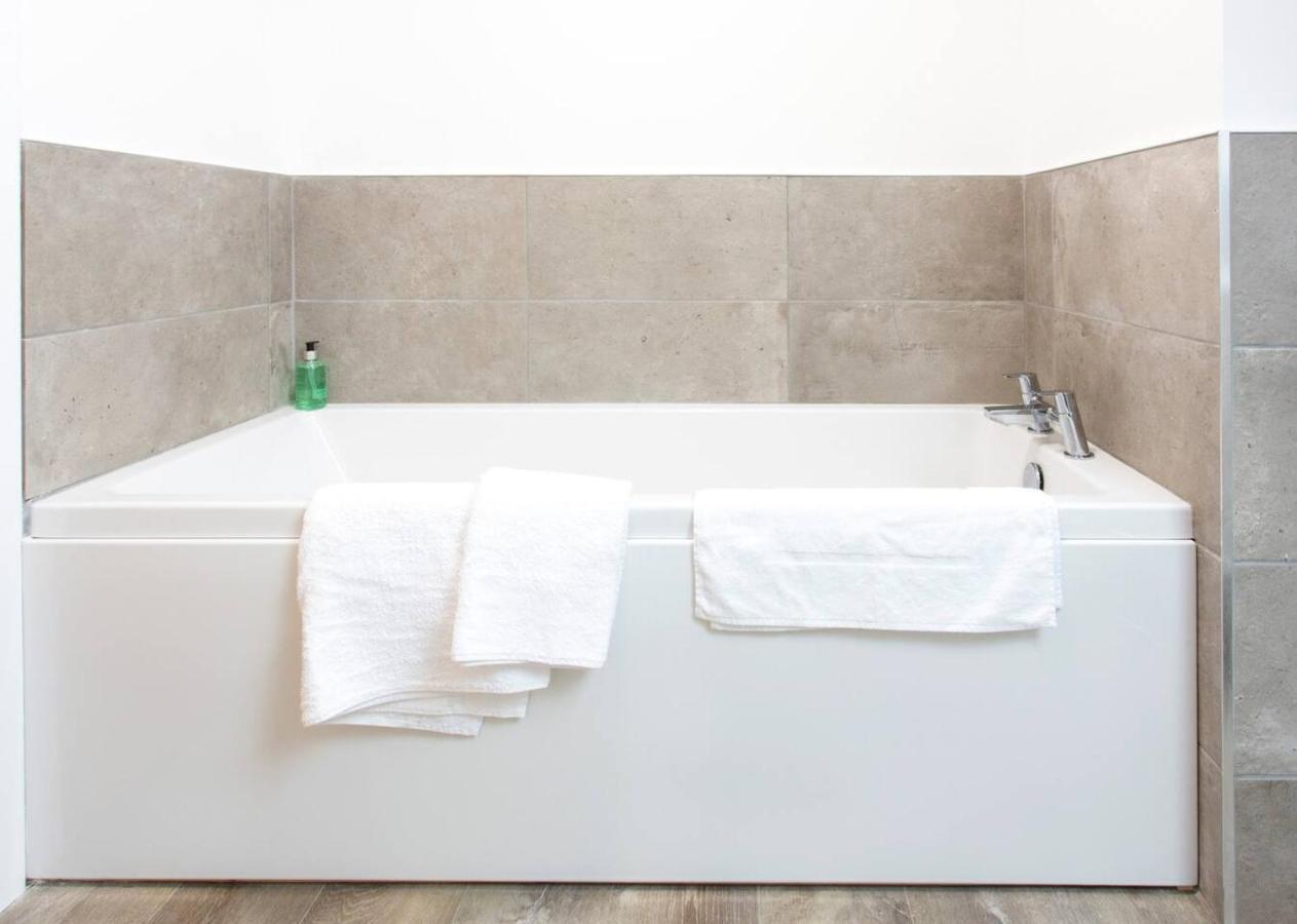 Remarkable 2-Bed Apartment In Culross ภายนอก รูปภาพ